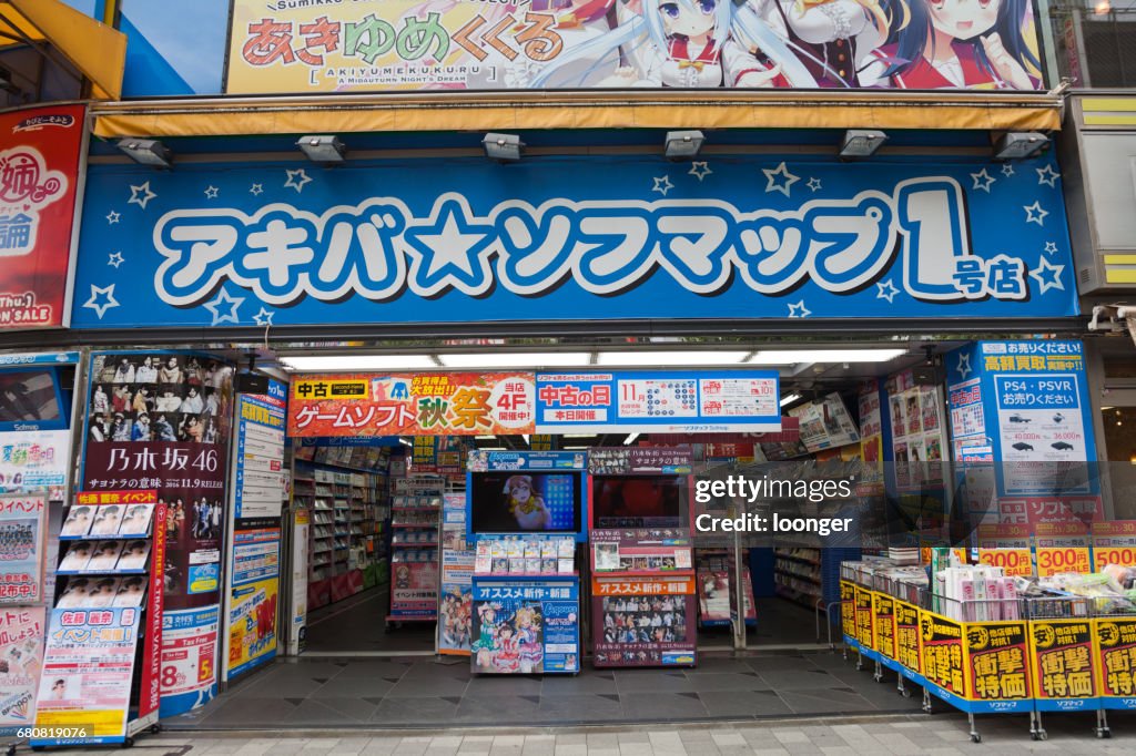 Puesto Con Manga Comic Abucheos Y Otras Mercancías De Anime En Akihabara  Distrito De Tokio Japón Foto de stock - Getty Images