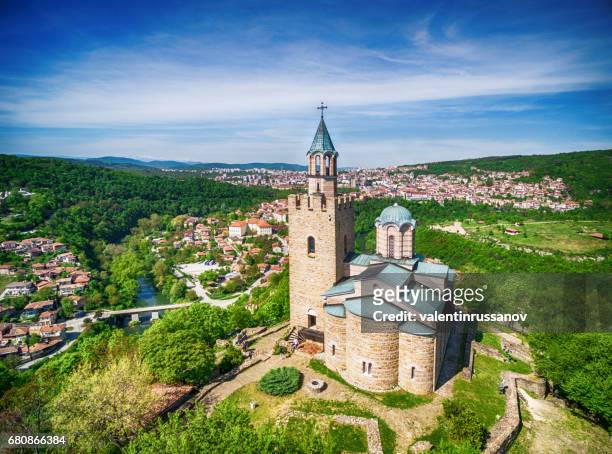 luchtfoto van de oude stad veliko tarnovo - bulgarije stockfoto's en -beelden
