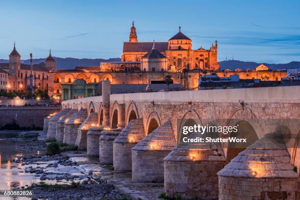 público de puente sobre el río al atardecer con mezquita al fondo en córdoba andalucía españa - córdoba españa fotografías e imágenes de stock