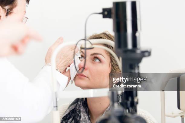 patient på ögonläkare - eyedropper bildbanksfoton och bilder