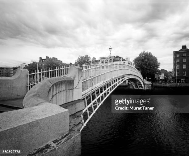 ha'penny bridge over river liffey - ha'penny bridge dublin stock pictures, royalty-free photos & images