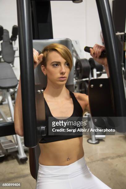 fitness girl working out - sergi albir imagens e fotografias de stock