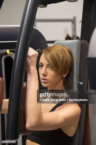 fitness girl working out - sergi albir stock pictures, royalty-free photos & images