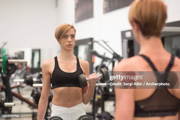 fitness girl working out - sergi albir imagens e fotografias de stock