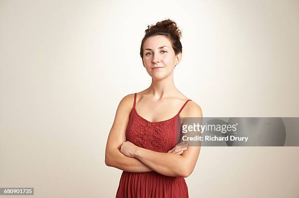 portrait of confident young woman - fondo beige fotografías e imágenes de stock