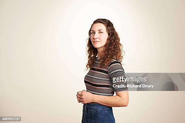 portrait of confident young woman - tre quarti foto e immagini stock