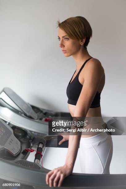 fitness girl working out - sergi albir imagens e fotografias de stock