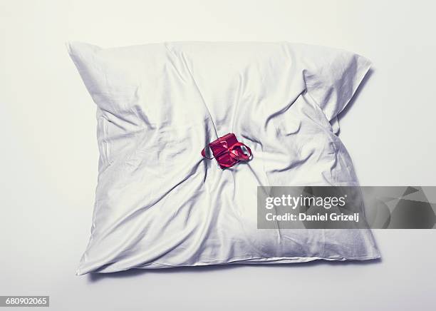 gift on a pillow - kussen stockfoto's en -beelden