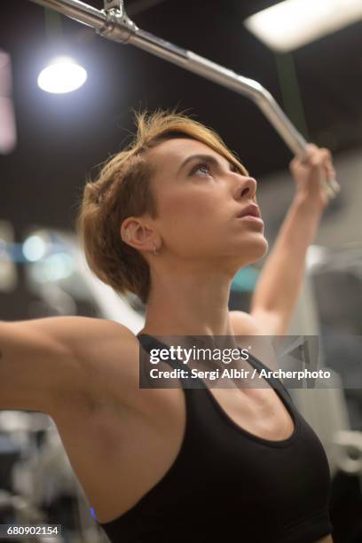 fitness girl working out - sergi albir imagens e fotografias de stock