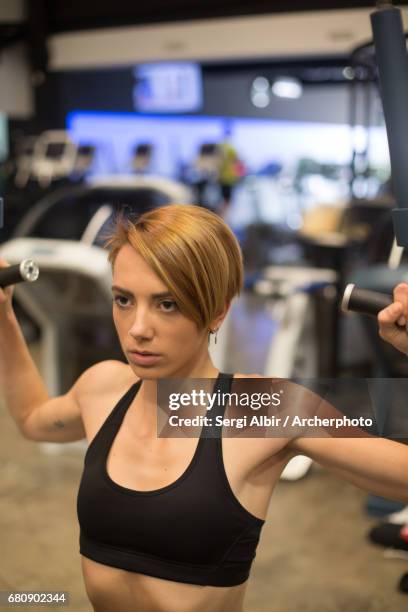 fitness girl working out - sergi albir imagens e fotografias de stock