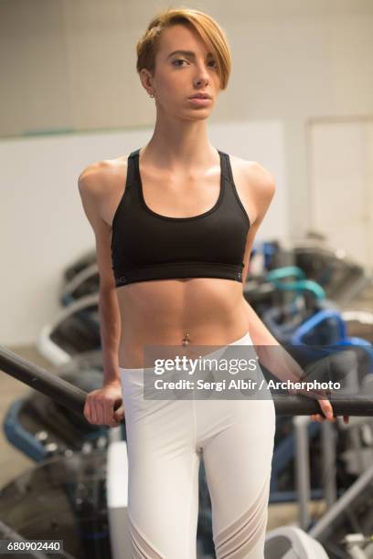 fitness girl working out - sergi albir imagens e fotografias de stock