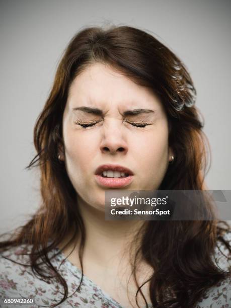 gefrustreerde jonge vrouw met haar ogen gesloten - pain face portrait stockfoto's en -beelden