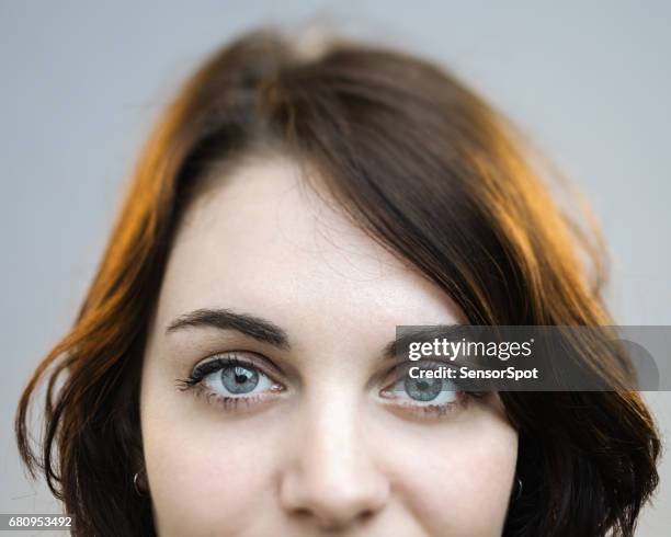 hermosos ojos gris de una mujer - ojos grises fotografías e imágenes de stock