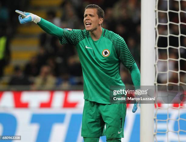 Wojciech Szczesny of AS Roma directs his defense during the Serie A match between AC Milan and AS Roma at Stadio Giuseppe Meazza on May 7, 2017 in...