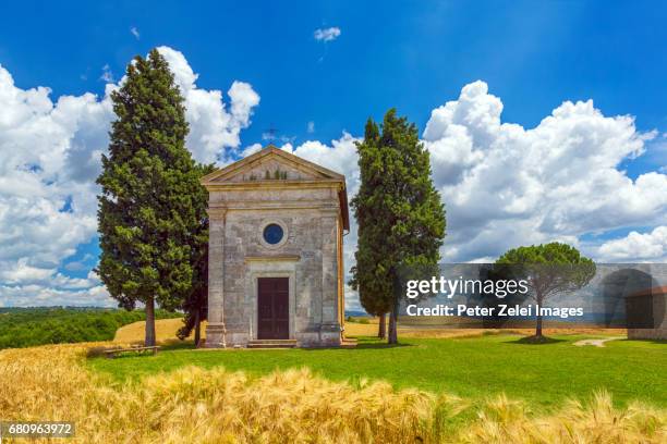 tuscan landscape with the capella di vitaleta in the summer - capella di vitaleta - fotografias e filmes do acervo