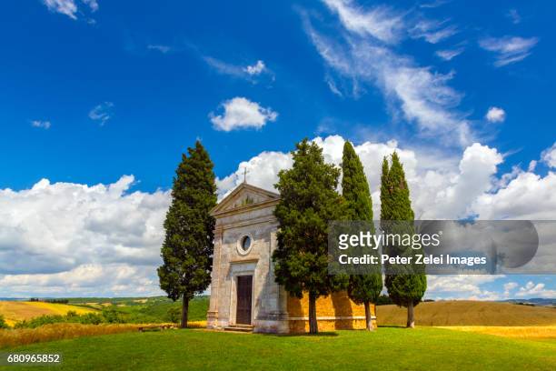 tuscan landscape with the capella di vitaleta in the summer - capella di vitaleta - fotografias e filmes do acervo