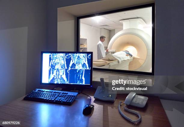 dokter controleprocedure cat-scan - mri machine stockfoto's en -beelden