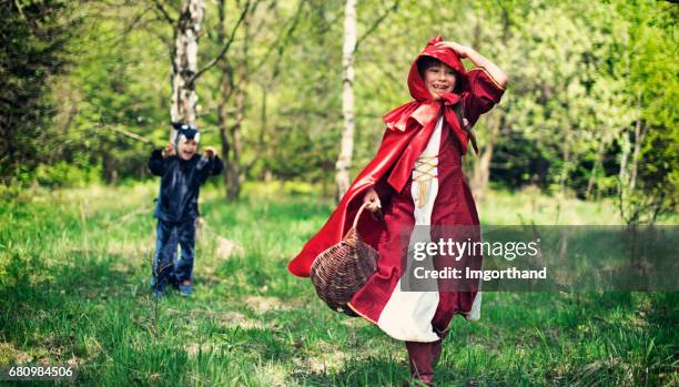 großes bad wolf verfolgen die rotkäppchen - rotkäppchen stock-fotos und bilder