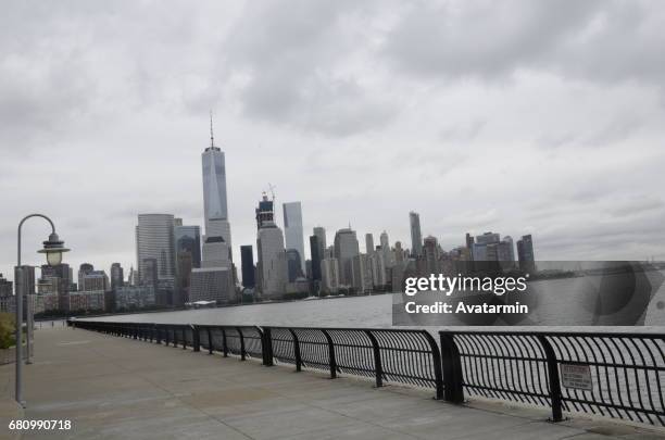 skyline of manhattan - new york city - usa - wolkenkratzer fotografías e imágenes de stock