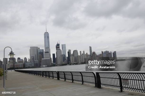 skyline of manhattan - new york city - usa - wolkenkratzer ストックフォトと画像