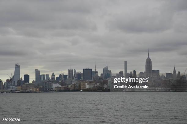 skyline of manhattan - new york city - usa - wolkenkratzer 個照片及圖片檔