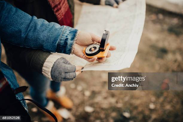 wegen gesucht - handschuh karte stock-fotos und bilder