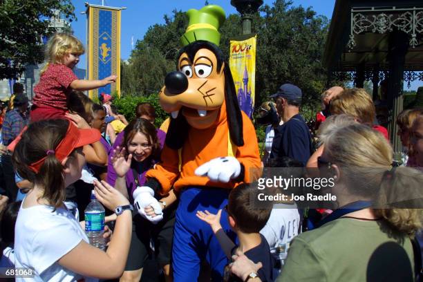 The Walt Disney character Goofy makes his way through a crowd at Disney's Magic Kingdom November 11, 2001 in Orlando, Florida.