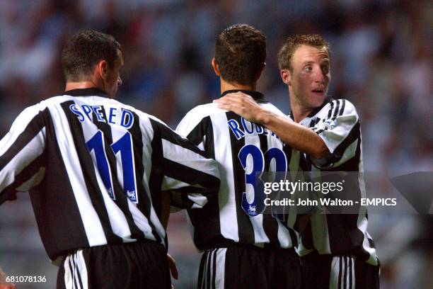 Newcastle United's Lee Bowyer directs the defensive wall