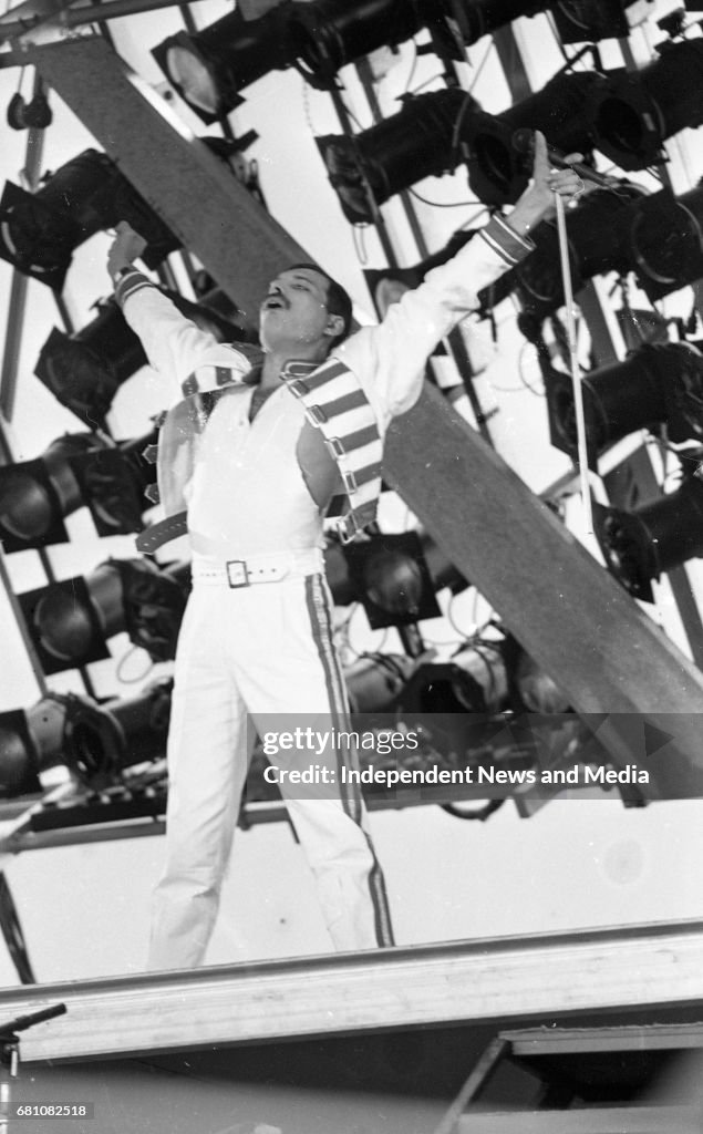 Queen Slane Freddie Mercury, lead singer of Queen, performing at Slane Castle ...