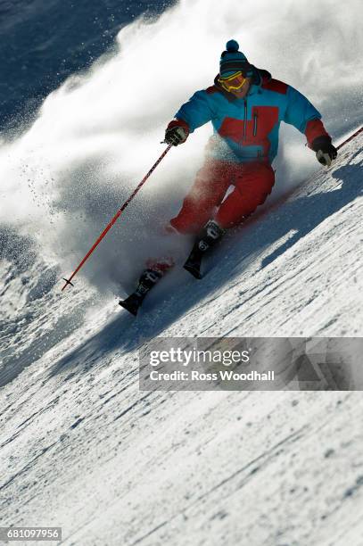 male skier turning on piste - kuehtai foto e immagini stock