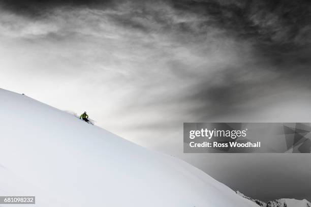 male skier turning off piste - kuehtai foto e immagini stock