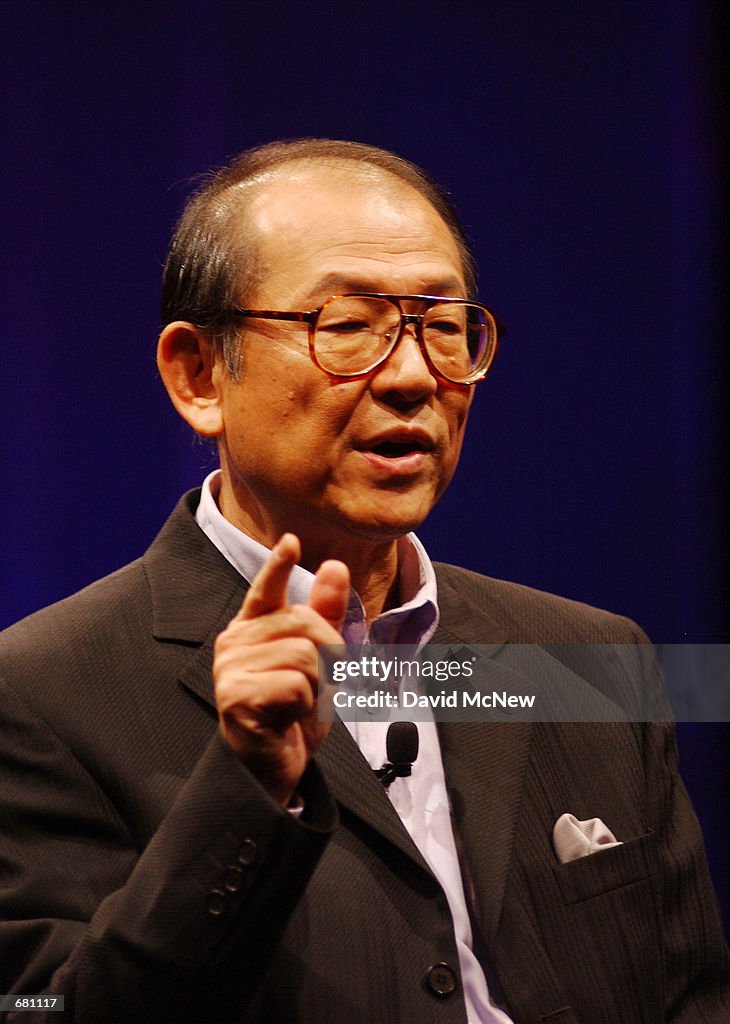 Comdex 2001 IT Convention Continues in Las Vegas