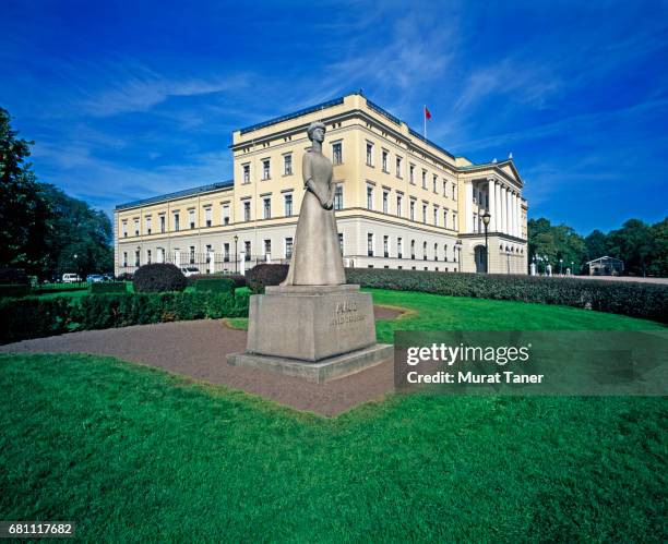 queen maud statue at oslo royal palace - königliches schloss stock-fotos und bilder