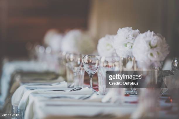 decorazione ricevimento compleanno matrimonio, sedie, tavoli e fiori - cerimonia di nozze foto e immagini stock