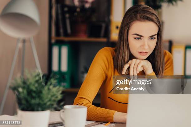 bella ragazza in ufficio usando il laptop - journalist foto e immagini stock