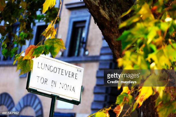rome, lungotevere - segnaletica stradale 個照片及圖片檔