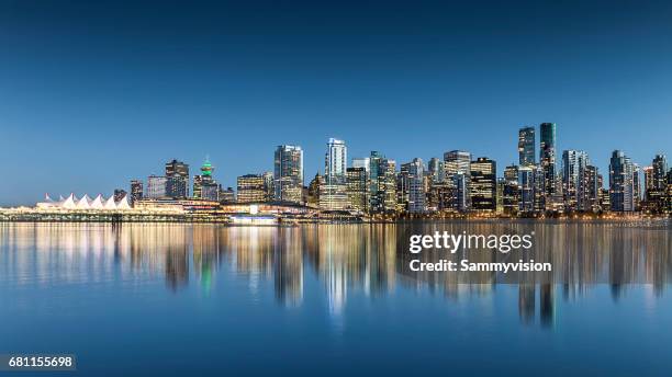 downtown district of vancouver - vancouver canada stockfoto's en -beelden