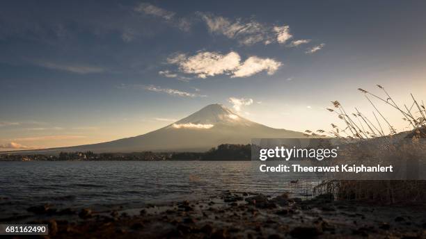 a morning view of fuji mountain from kawaguchiko lake - yamanaka lake stockfoto's en -beelden