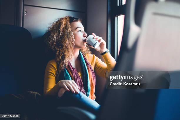 mädchen trinken coffeewhile pendeln mit dem zug - girl traveler stock-fotos und bilder