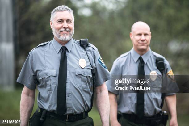 agente di polizia - uniforme della polizia foto e immagini stock