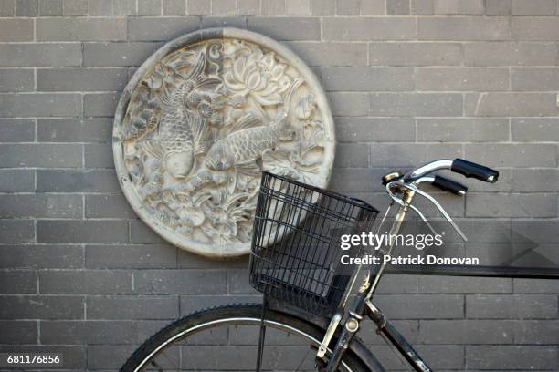 bicycle in hutong, beijing, china - 北京 stockfoto's en -beelden