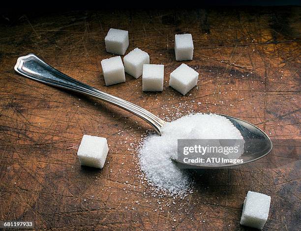 sugar spoon on wood - bowl of sugar stockfoto's en -beelden