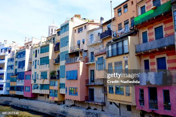 colorful houses in girona city, catalonia, spain. - fiume onyar foto e immagini stock
