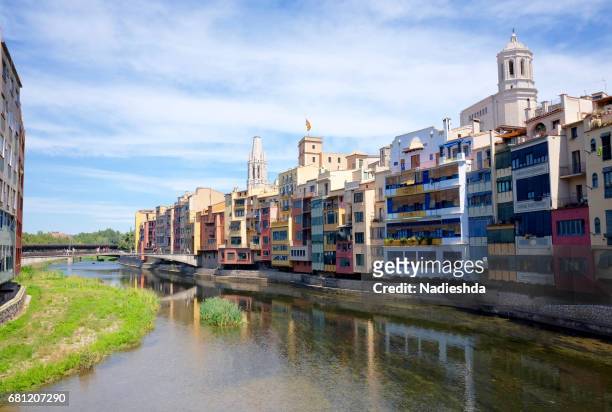 views of river onyar and colorful houses in girona city, catalonia, spain. - rivière onyar photos et images de collection