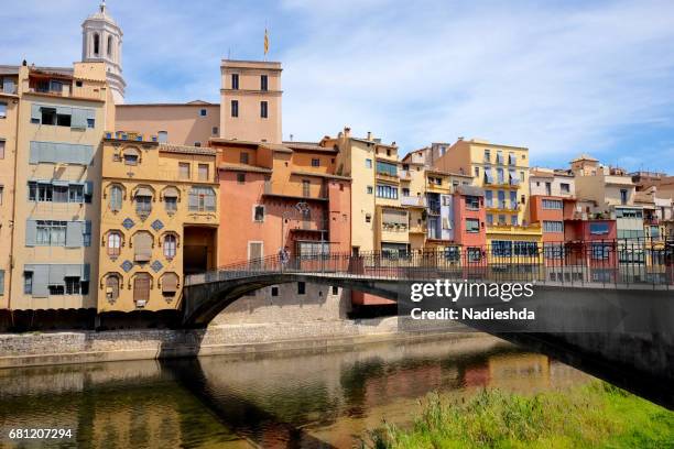 views of river onyar and colorful houses in girona city, catalonia, spain. - rivière onyar photos et images de collection