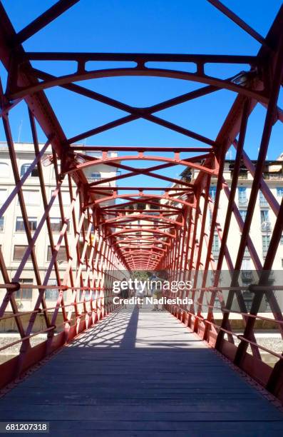 red iron bridge or girona eiffel bridge in river onyar, girona, catalonia, spain. - rivière onyar photos et images de collection