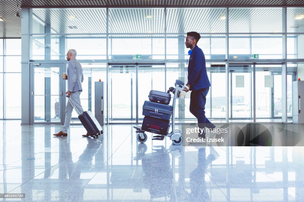 乘客的行李在機場航站樓