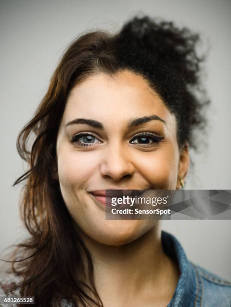 femme excitée souriant sur fond gris - double face photos et images de collection