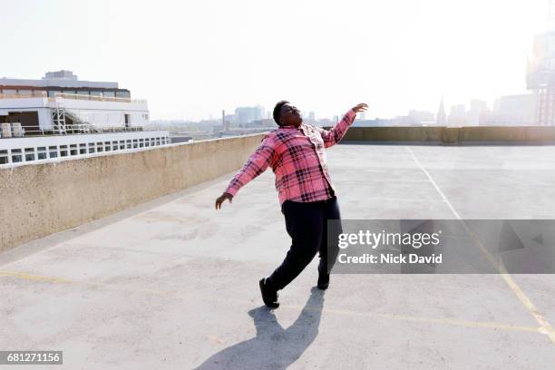 young street dancers on london rooftop overlooking the city - ballerino foto e immagini stock