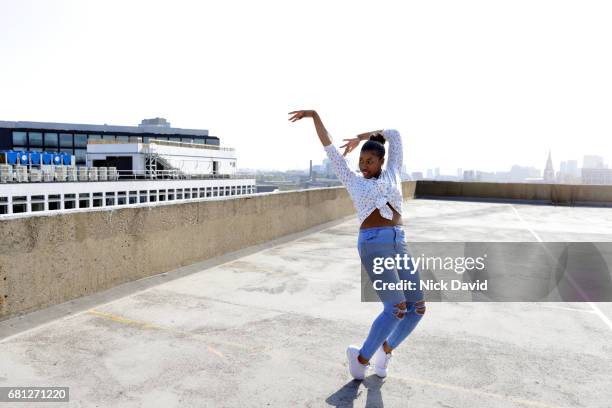 young street dancers on london rooftop overlooking the city - day uk show ストックフォトと画像